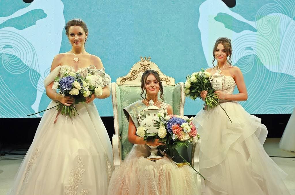 Herendi porcelántrófeák és porcelánszívek az Anna-bálon