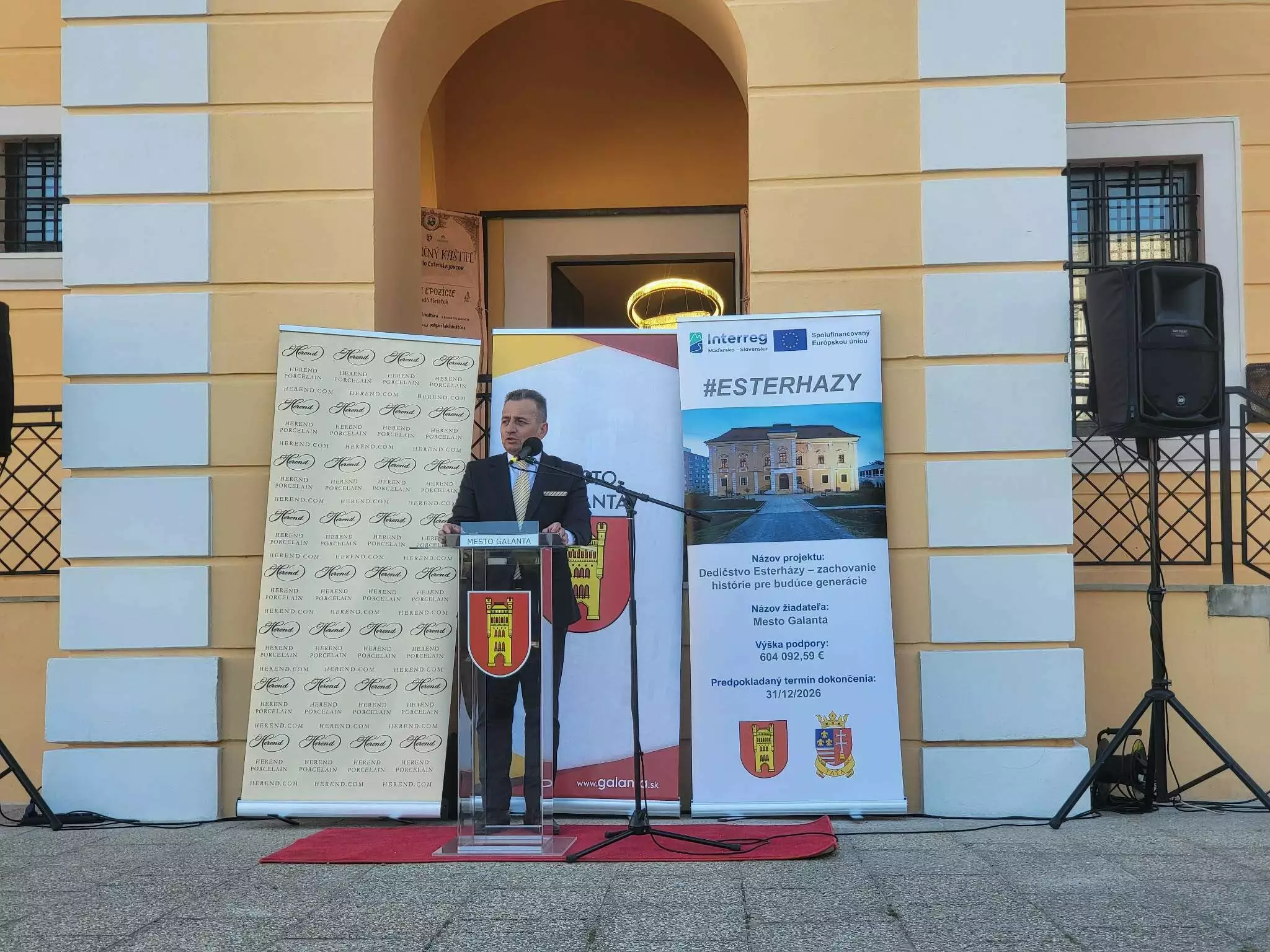 „ Pannon gloire” címmel Herendi porcelán kiállítás nyílt a galántai Esterházy reneszánsz kastélyban